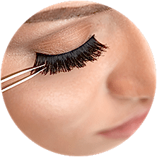 black_strip_eyelash_application